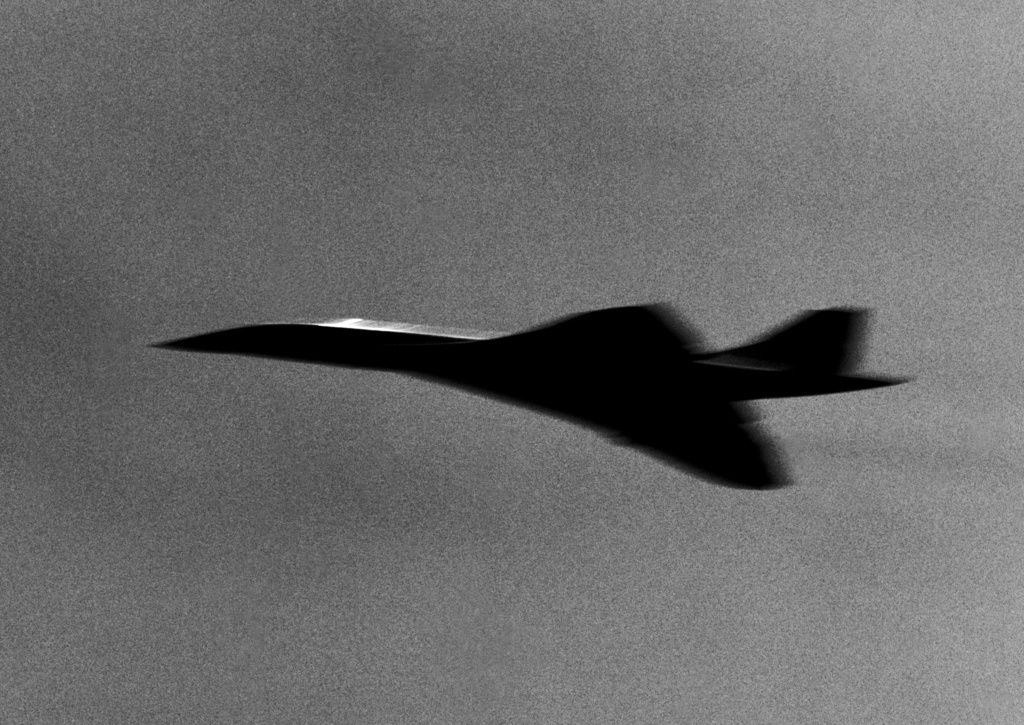 The Concorde after takeoff three miles from JFK International Airport New York, April 26, 1993
All images are analog and  are printed on silver bromide archival black and white photographic paper.
Ad. of 10 / 30 x 30 (inch) 75 x 75 cm and / und Ad. of 20 / 20 x 24 (inch) 50 x 60 cm. 