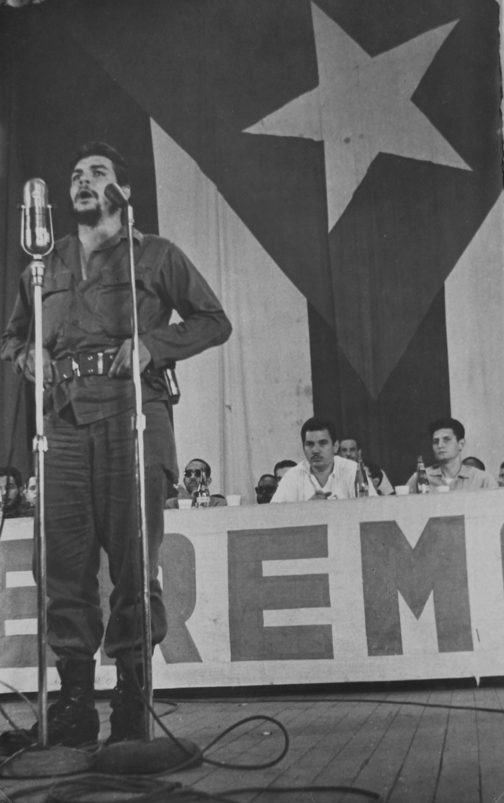 Alberto Korda, Che holding a speech, 1960s
Vintage gelatin silver print
25 x 16 cm
