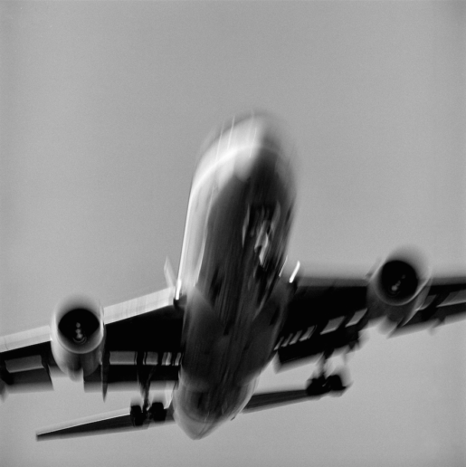 Frank Schramm, Boeing 757 landing at  J.F.K. International Airport, New York, April 11, 1993
Printed on silver bromide archival black and white photographic paper
75 x 75 cm / Edition of 10 
50 x 60 cm / Edition of 20