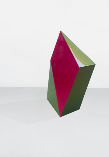 Hanna Roeckle
Scurit greenred, 2021/2022
Lacquer on SWISSCDF
32 x 17 x 20 cm
