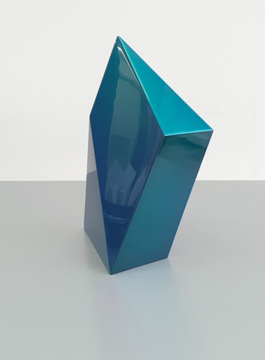 Hanna Roeckle, Scurit aquamarin, 2021/2022
Lacquer on SWISSCDF
32 x 17 x 20 cm
Edition of 2