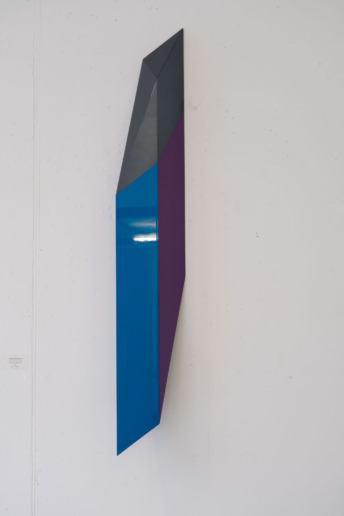 Hanna Roeckle
Crystalline Needle B, 2021
Lacquer on SWISSCDF 
140 × 23,8 × 13,7 cm 