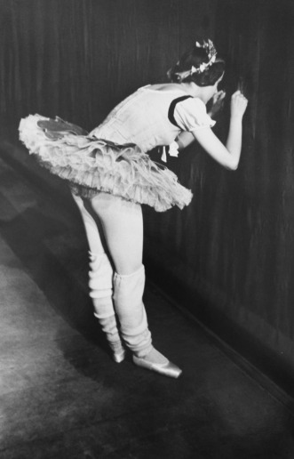 Édouard Boubat, Ballet Dancer Peeking Through Curtain, Paris, 1953
Gelatin silver print
36,5 x 24 cm (image) / 30 x 40 cm (sheet)
Signed by photographer recto and dated verso