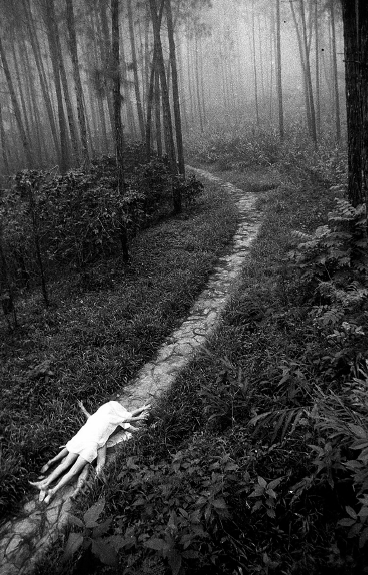 Juan Carlos Alom, Juegos en el Bosque, 1989
From the series Períod Especial 40 x 30 cm
Gelatin silver print