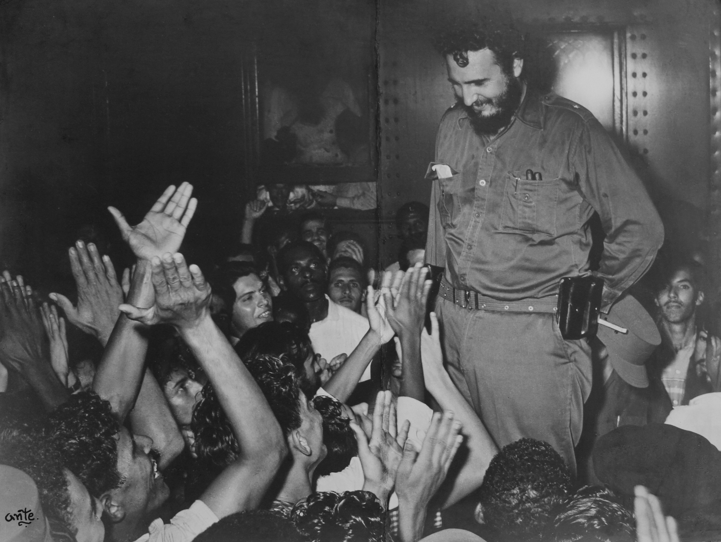 Gilberto Ante, Fidel with people applauding, 1960s
Vintage gelatin silver print, printed 1960s
29 x 38 cm
