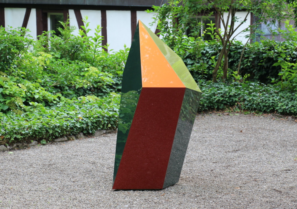 Hanna Roeckle, Scurit Red Gold Green, 2022
Laquer on GRP
150 x 80 x 100 cm