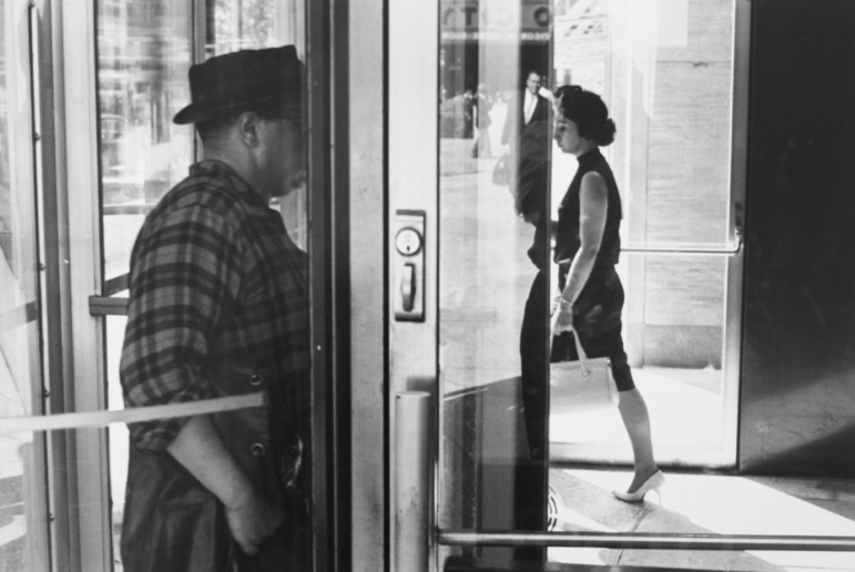 Lee Friedlander, NYC, 1963
Gelatin silver print, printed 1978
19 x 28,5 cm (image) / 28 x 35,5 cm (sheet)
Signed, captioned, dated and stamped by photographer verso