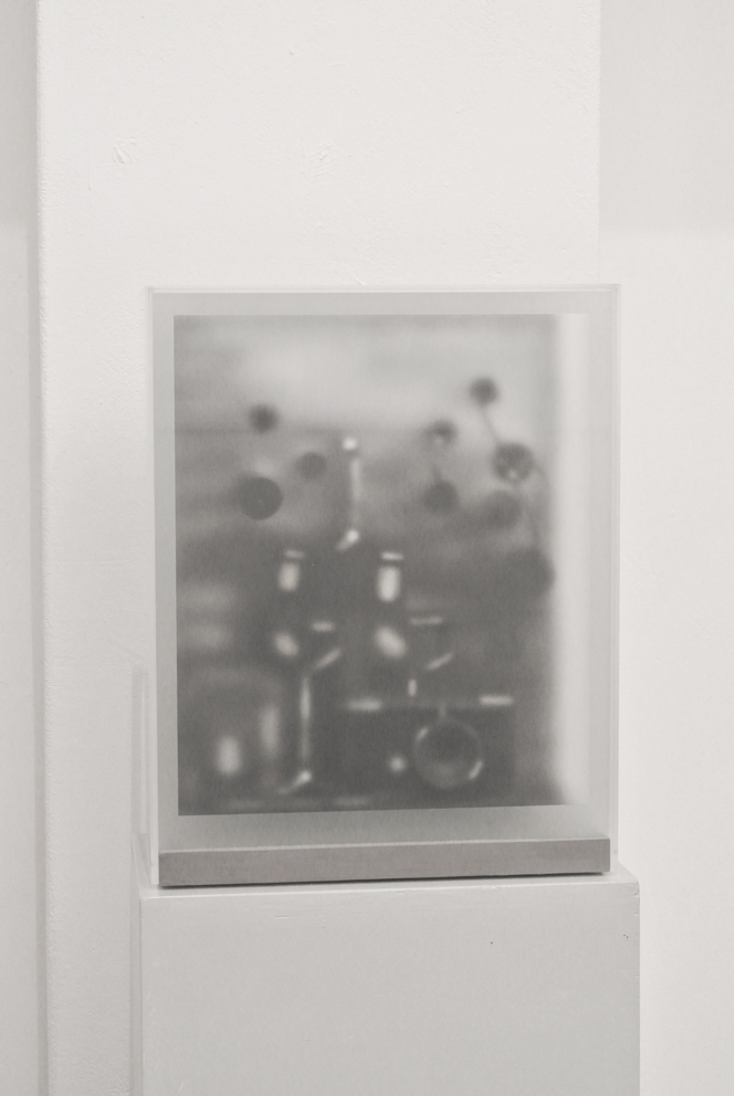 Hugo Suter, Malerei (Stillleben), 2010
Etched Glass, wood, plexiglass and dieverse meterials
40 x 48 x 20.5 cm 