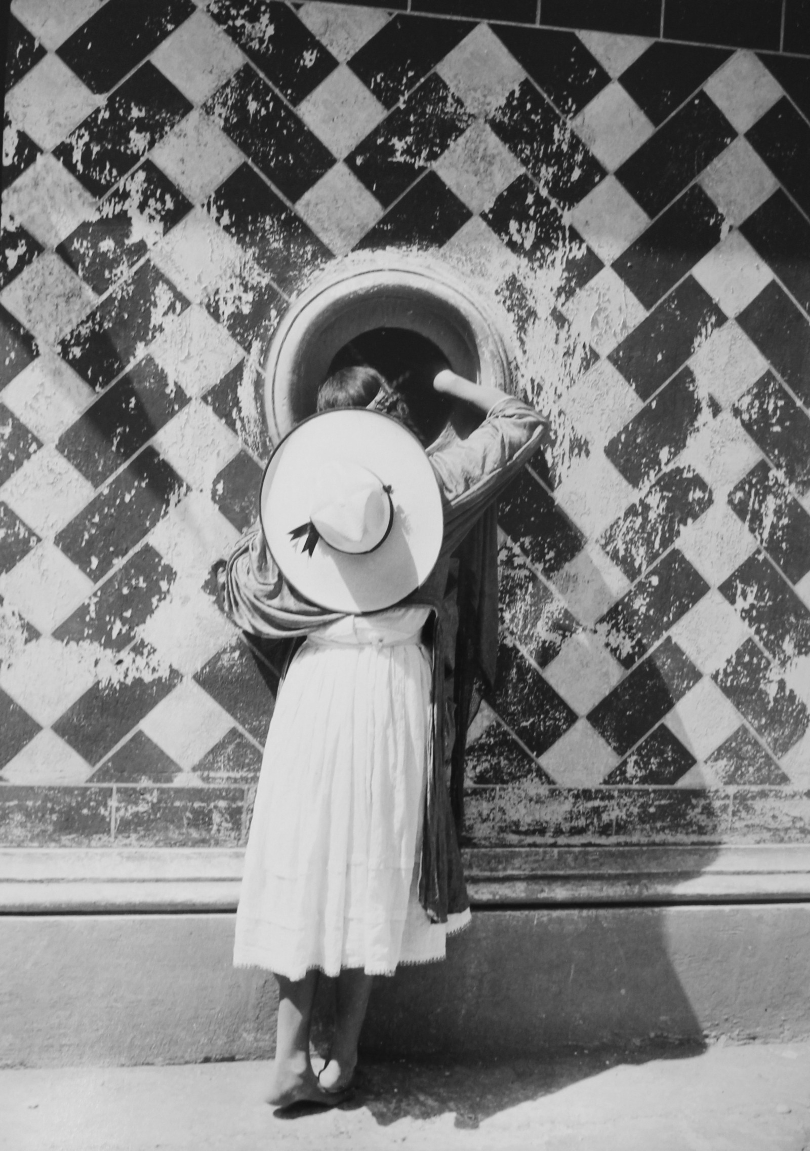 Manuel Álvarez Bravo, The Daughter of the Dancers, 1933
Gelatin silver print
25,4 x 20 cm
Signed by photographer verso