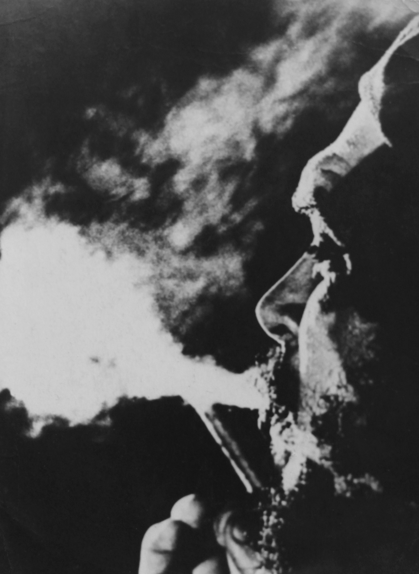 Osvaldo Salas, Che blowing smoke, Santiago de Cuba, July 26, 1964
Vintage gelatin silver print
23 x 18 cm
