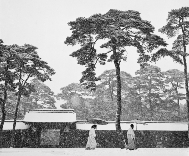 Werner Bischof, Courtyard of the Meiji shrine, 1951
Gelatin Silver Print
40 x 50 cm  