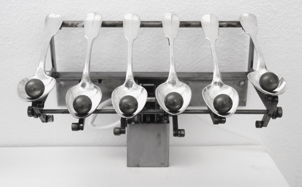 Rebecca Horn, Löffelklavier, 1991
6 spoons, 6 metal balls, motor and gear
22, 5 x 33 x 23 cm 