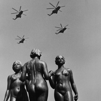 Robert Doisneau, Les hélicoptères, 1972