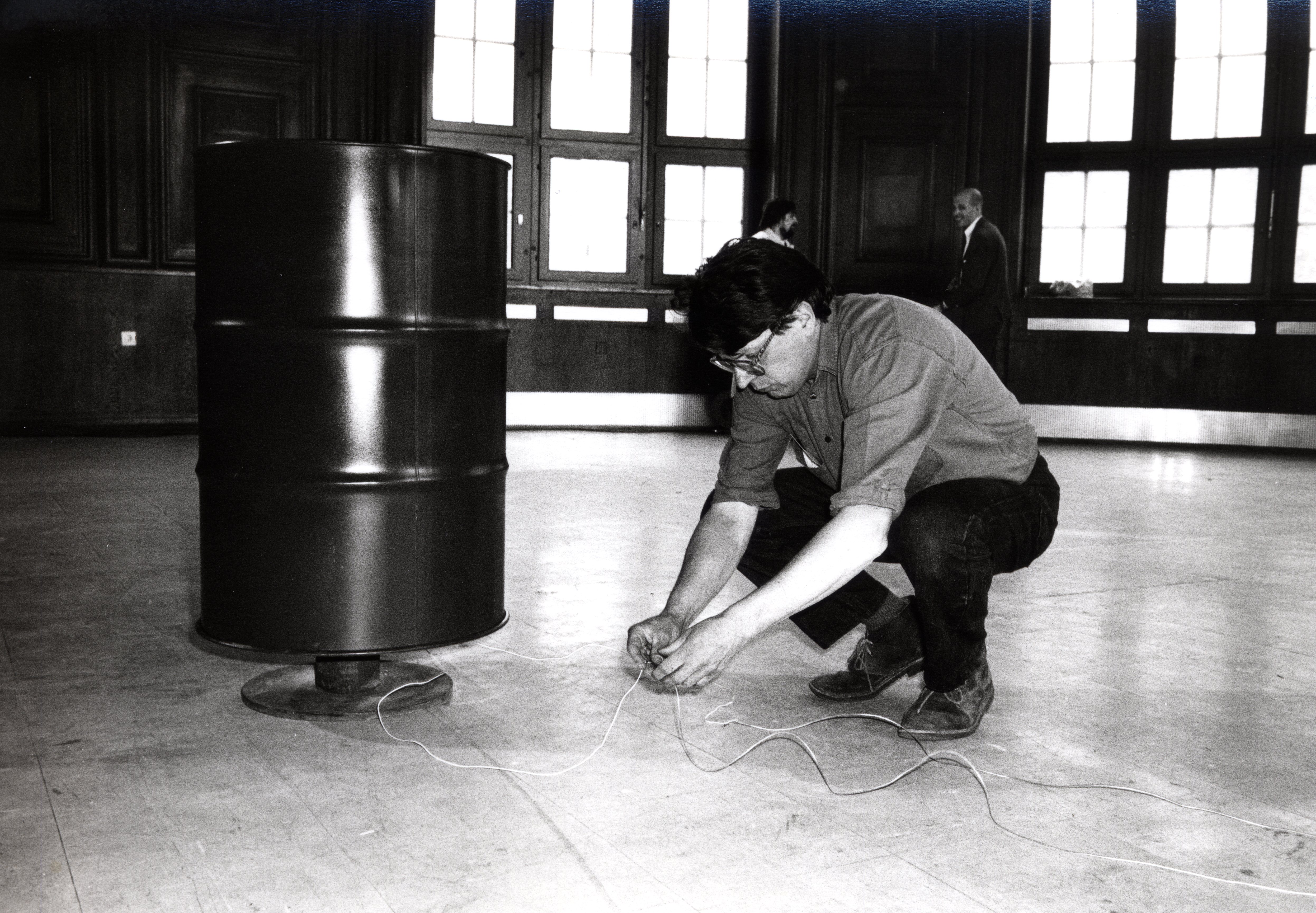 Roman Signer, Performance, Kunst-Buffet Badischer Bahnhof Basel, 1989
6 Video-Outprints
Edition of 30