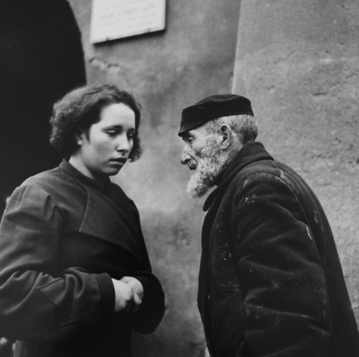 Roman Vishniac, Grandfather and Granddaughter, Warsaw, 1938
Gelatin silver print
26,5 x 26,5 cm (image) / 35,6 x 28 cm (sheet)
Signed, captioned and dated recto