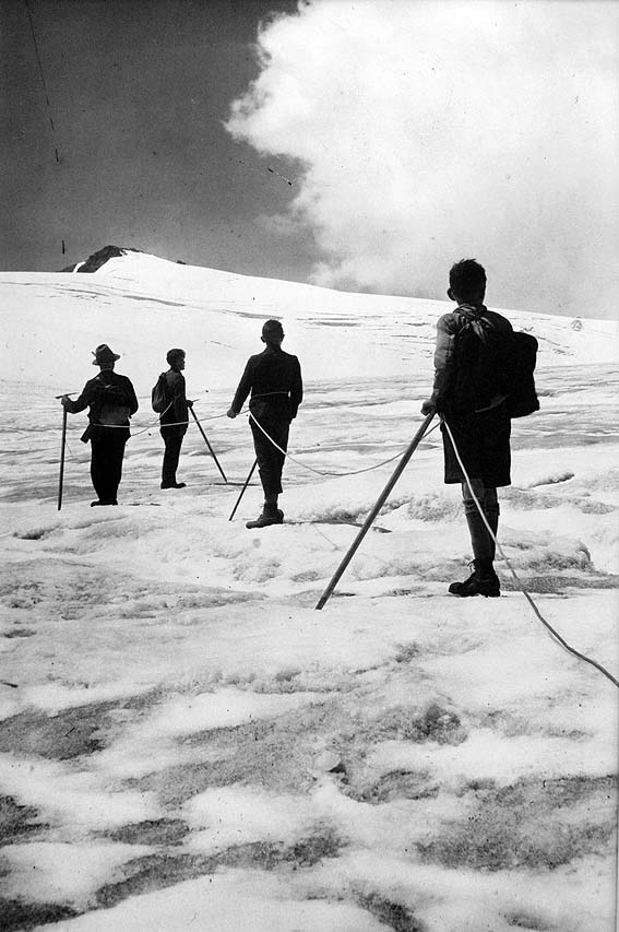 Rudolf Grass, Seilschaft am Sarsura Gletscher
Gelatin silver print
40 x 30 cm
Edition of 10