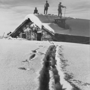 Rudolf Grass, Drei Männer auf Dach im Schnee