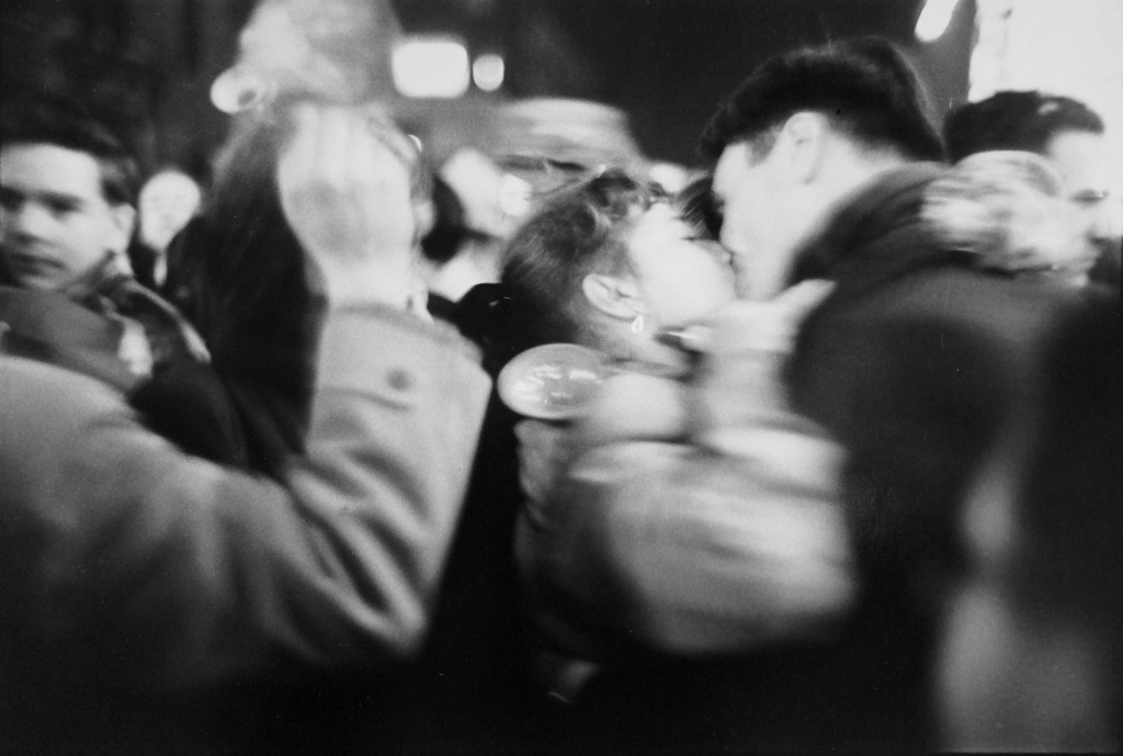 Saul Leiter (USA 1923 - 2013)
Kiss, 1952
Vintage gelatin silver print
22,5 x 34,5 cm (image)
Signed, dated, titled with pencil, verso