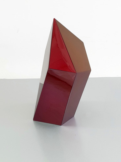 Hanna Roeckle, Scurit fireball, 2021/2022
Lacquer on SWISSCDF
32 x 17 x 20 cm
Edition of 2