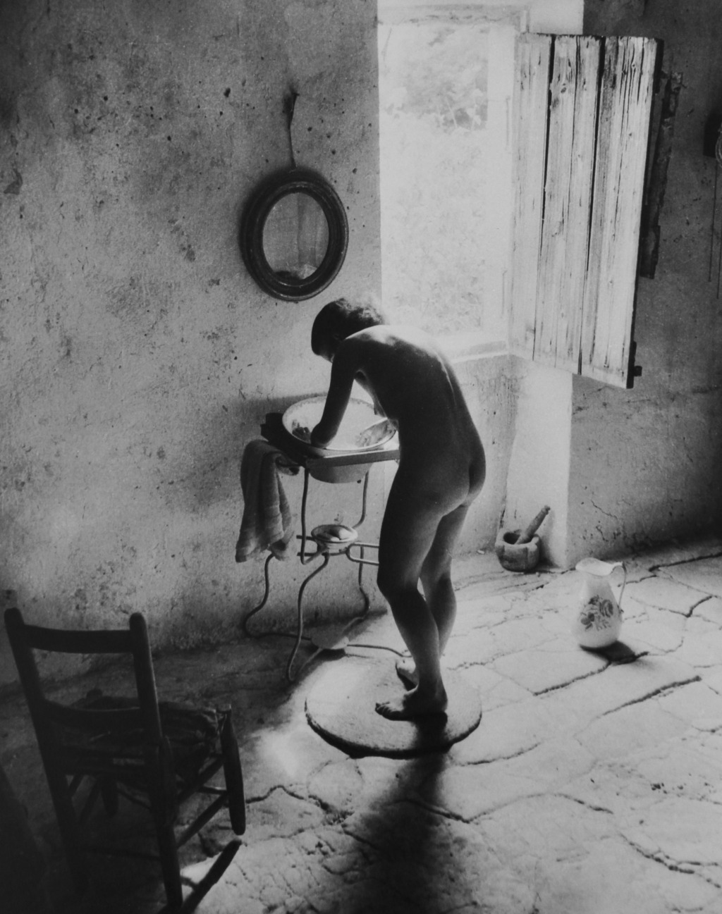 Willy Ronis, Le nu provençale, 1949
Gelatin silver print, printed 1981
32,5 x 25,5 cm (image) / 39,5 x 30,5 cm (sheet)
Signed by photographer recto und captioned, dated, stamped verso